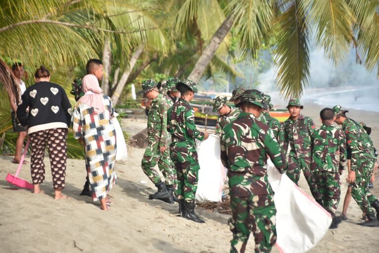 Satgas Yonarmed 19/Bogani Bersama Warga Gelar Aksi Bersih Pantai Babo. - thewasesanews.com