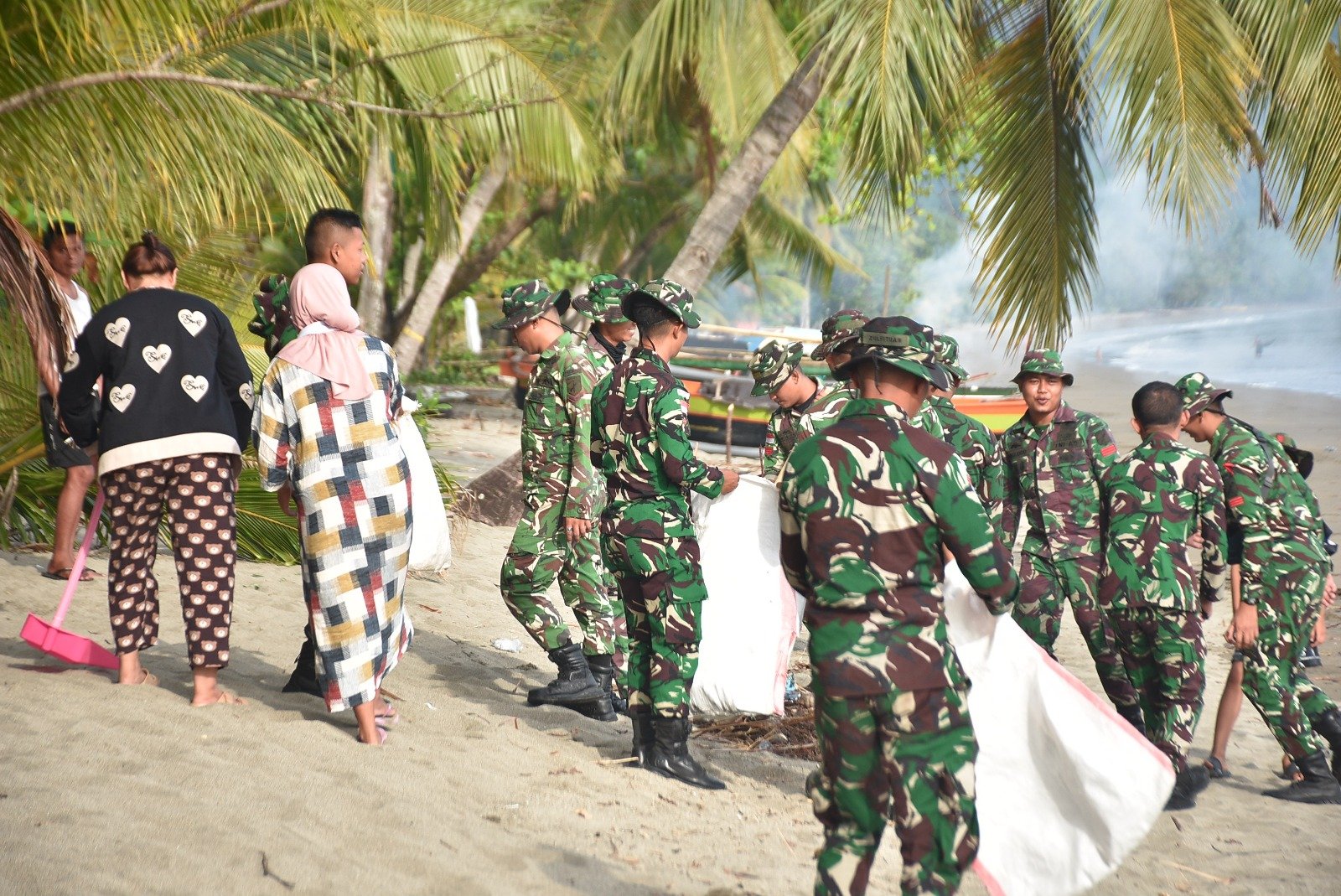 Satgas Yonarmed 19/Bogani Bersama Warga Gelar Aksi Bersih Pantai Babo. - thewasesanews.com