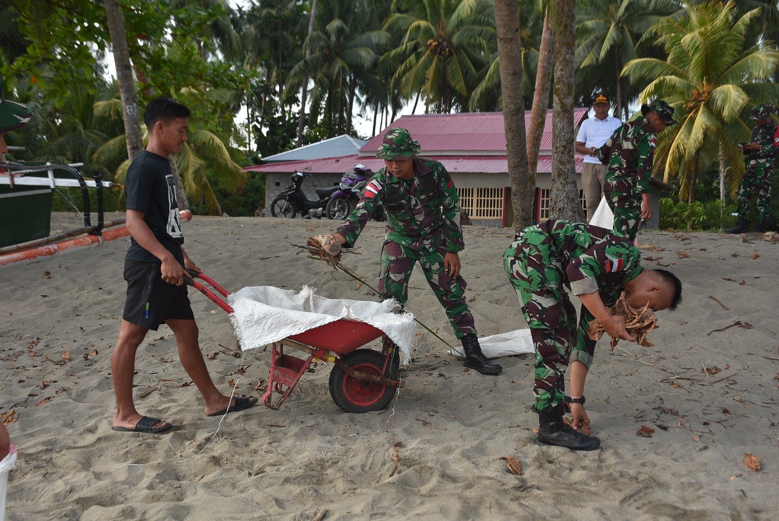 Satgas Yonarmed 19/Bogani Bersama Warga Gelar Aksi Bersih Pantai Babo. - thewasesanews.com