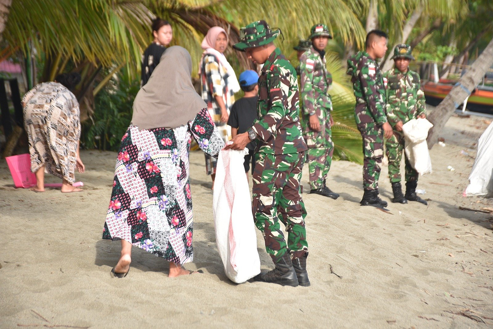 Satgas Yonarmed 19/Bogani Bersama Warga Gelar Aksi Bersih Pantai Babo. - thewasesanews.com