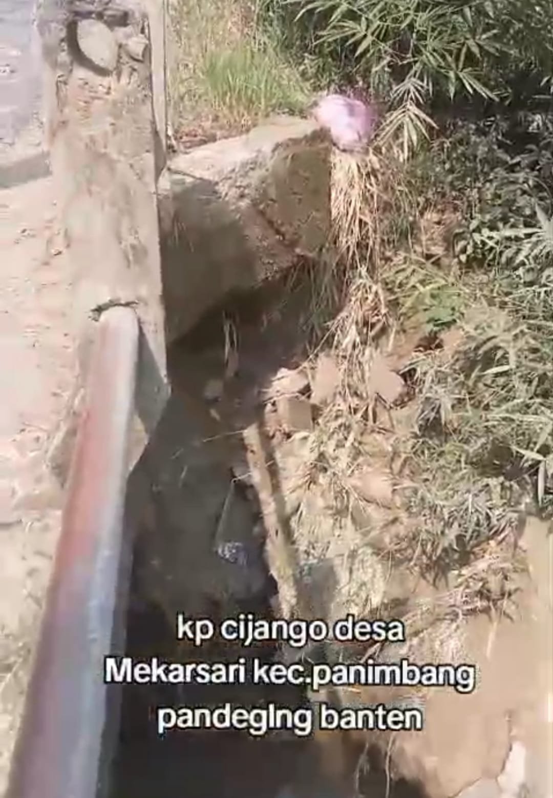 Warga Mekarsari Pandeglang Protes Keras Jembatan Rusak Nyaris Ambruk. - thewasesanews.com