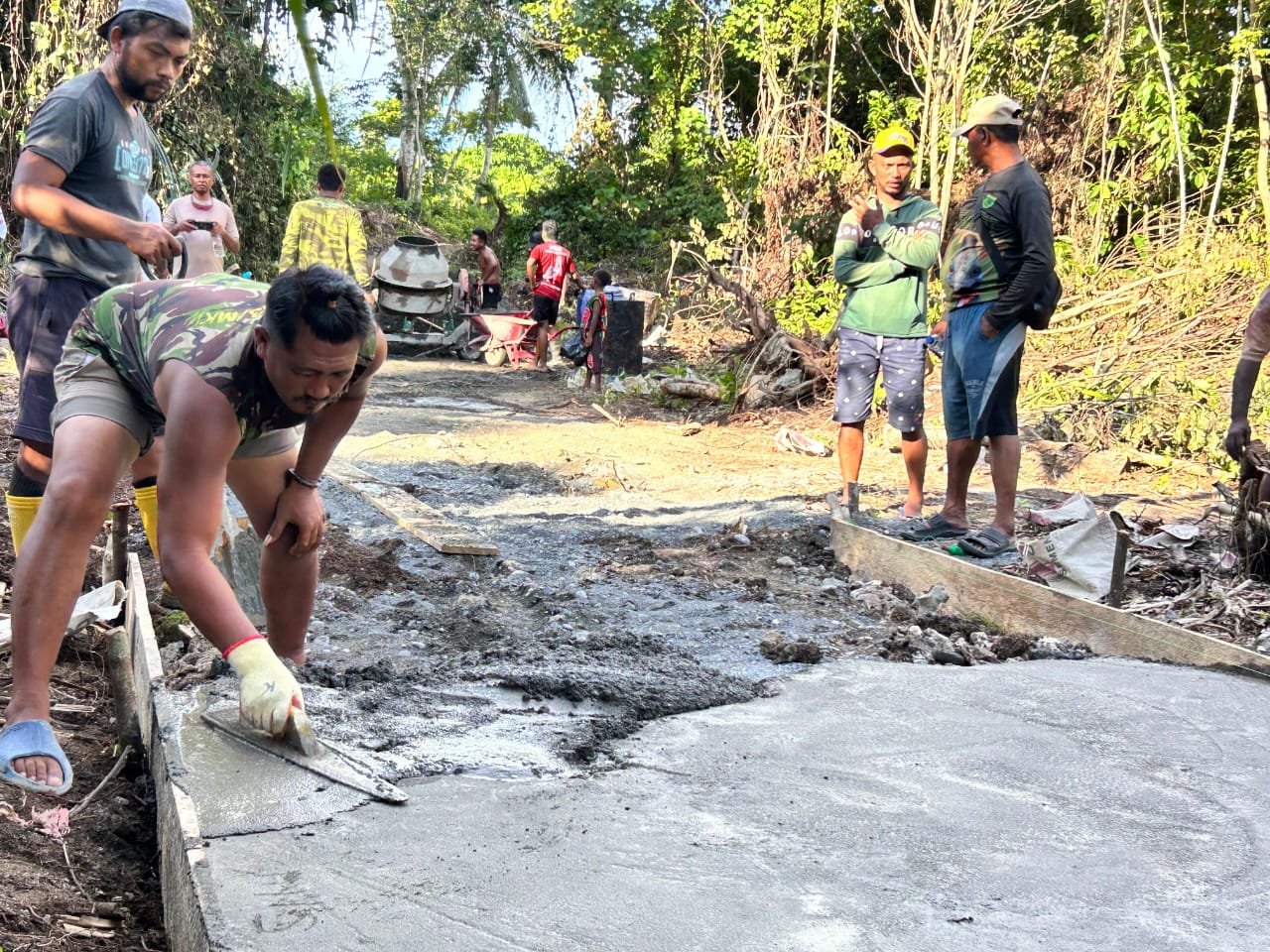 TMMD Ke-128 Kodim 1801 Manokwari Pengecoran Jalan Capai 85 Persen. - thewasesanees.com