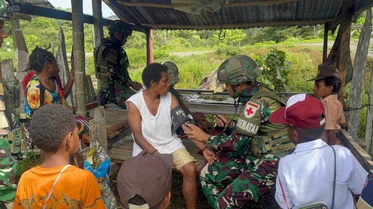 Satgas Yonif 521/DY Gelar Pengobatan Gratis di Distrik Benawa Yalimo. - thewasesanews.com