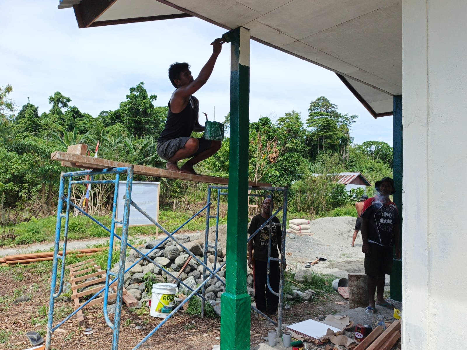 Satgas TMMD Kodim 1801/Manokwari Kejar Finishing RTLH di Tanah Rubuh. - thewasesanews.com
