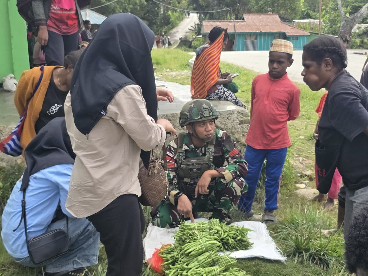 Satgas Yonif 521 DY Dampingi Program BGN di Distrik Walesi Papua. - thewasesanews.com