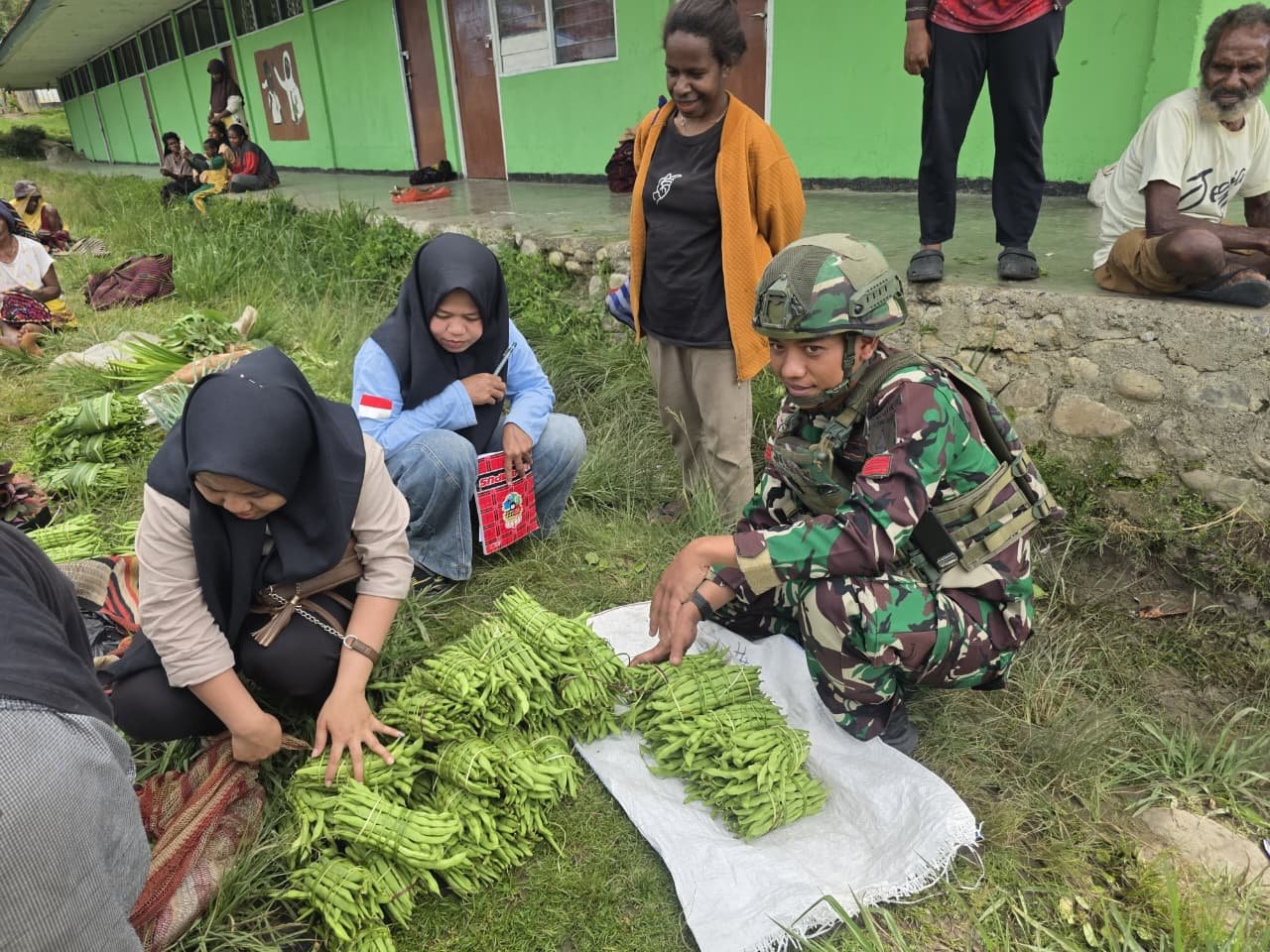 Satgas Yonif 521 DY Dampingi Program BGN di Distrik Walesi Papua. - thewasesanews.com