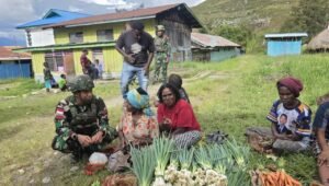 Satgas Yonif 521 DY Dampingi Program BGN di Distrik Walesi Papua. - thewasesanews.com