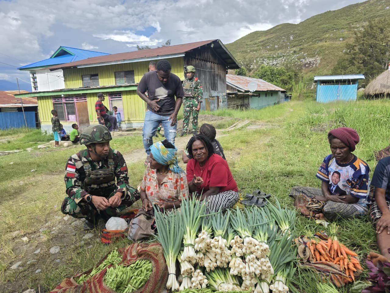 Satgas Yonif 521 DY Dampingi Program BGN di Distrik Walesi Papua. - thewasesanews.com