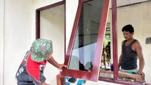 Pemasangan Pintu RTLH TMMD 128 Kodim Manokwari Capai Tahap Finishing. - thewasesanews.com