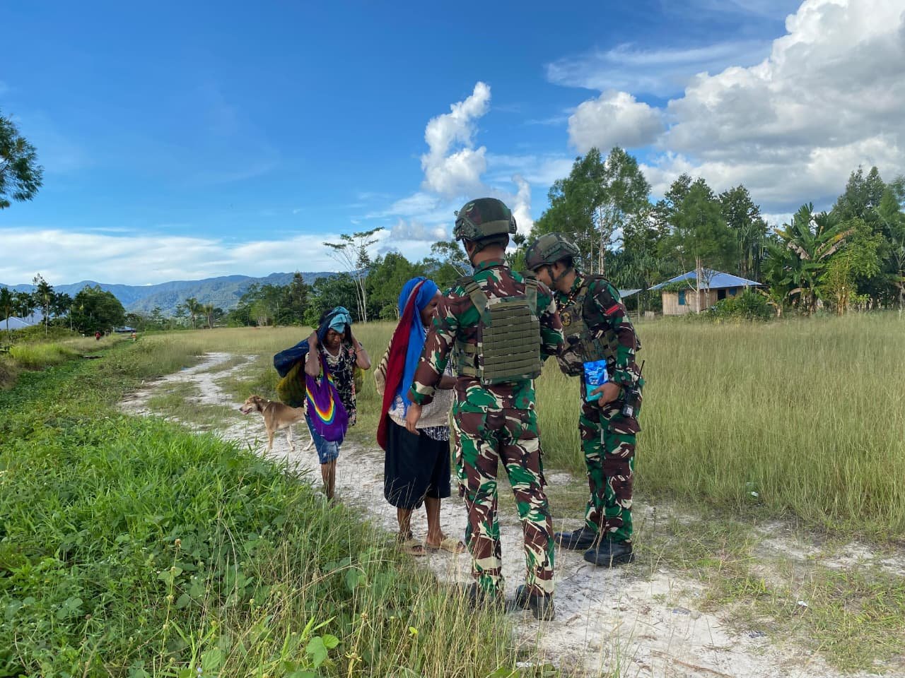 Satgas Yonif 521 DY Gelar Anjangsana di Distrik Elelim Yalimo. - thewasesanews.com