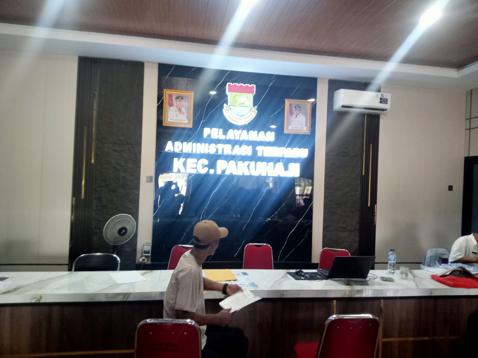 Pelayanan Publik Kantor Kecamatan Pakuhaji Tangerang Dinilai Molor. - thewasesanews.com