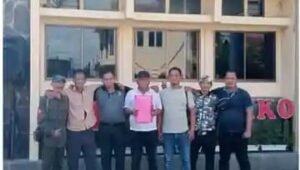 Warga Desa Sutawinangun Laporkan Dugaan Korupsi APBDes ke Polres Cirebon. - thewasesanews.com