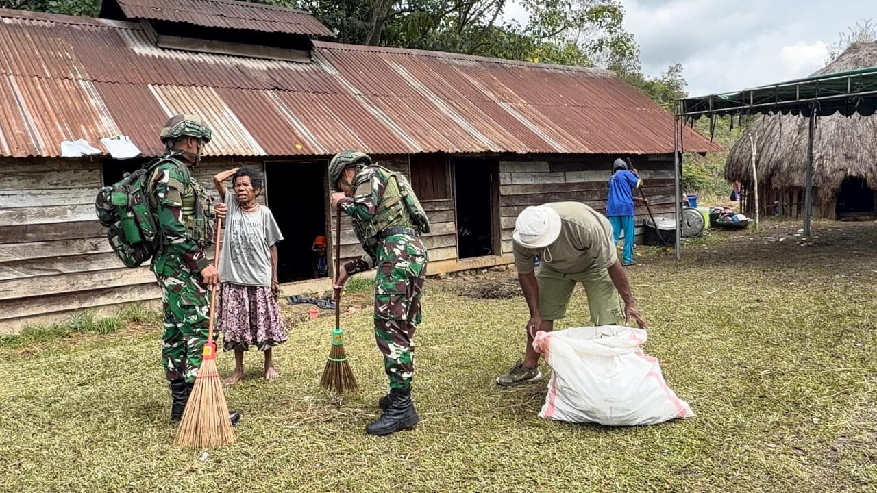 Satgas Yonif 521/DY Gelar Karya Bakti di Rumah Duka Distrik Napua. - thewasesanews.com