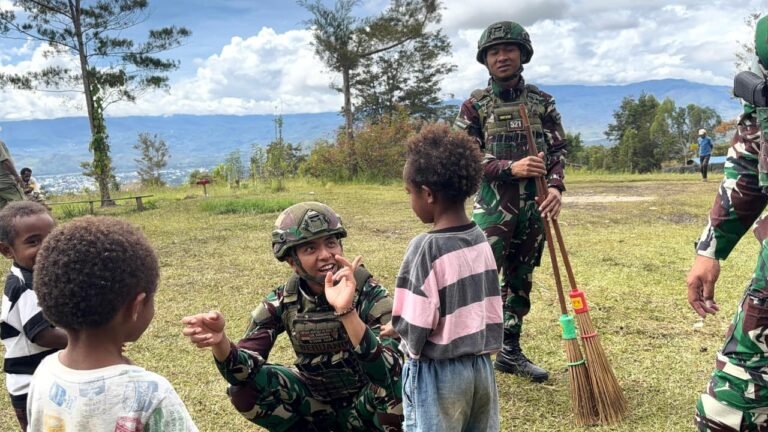 Satgas Yonif 521/DY Gelar Karya Bakti di Rumah Duka Distrik Napua. - thewasesanews.com