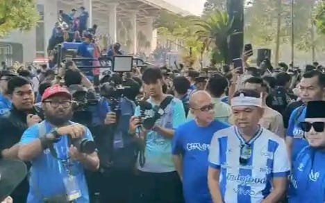 Gubernur Jabar Beri Bonus 1 Miliar dan Lepas Pawai Juara Persib Bandung. - thewasesanews.com