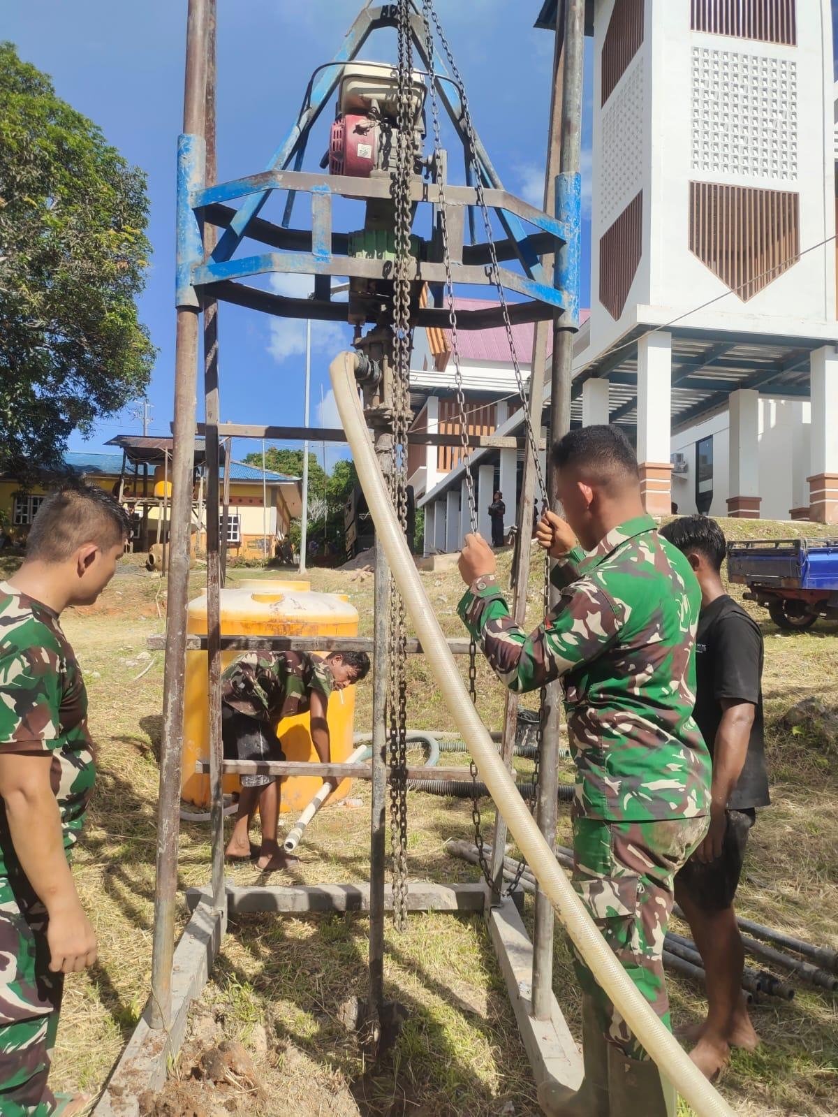 Presiden RI dan KSAD Melalui Satgas Yonif 123 Bangun Sumur Bor Mappi. - thewasesanews.com