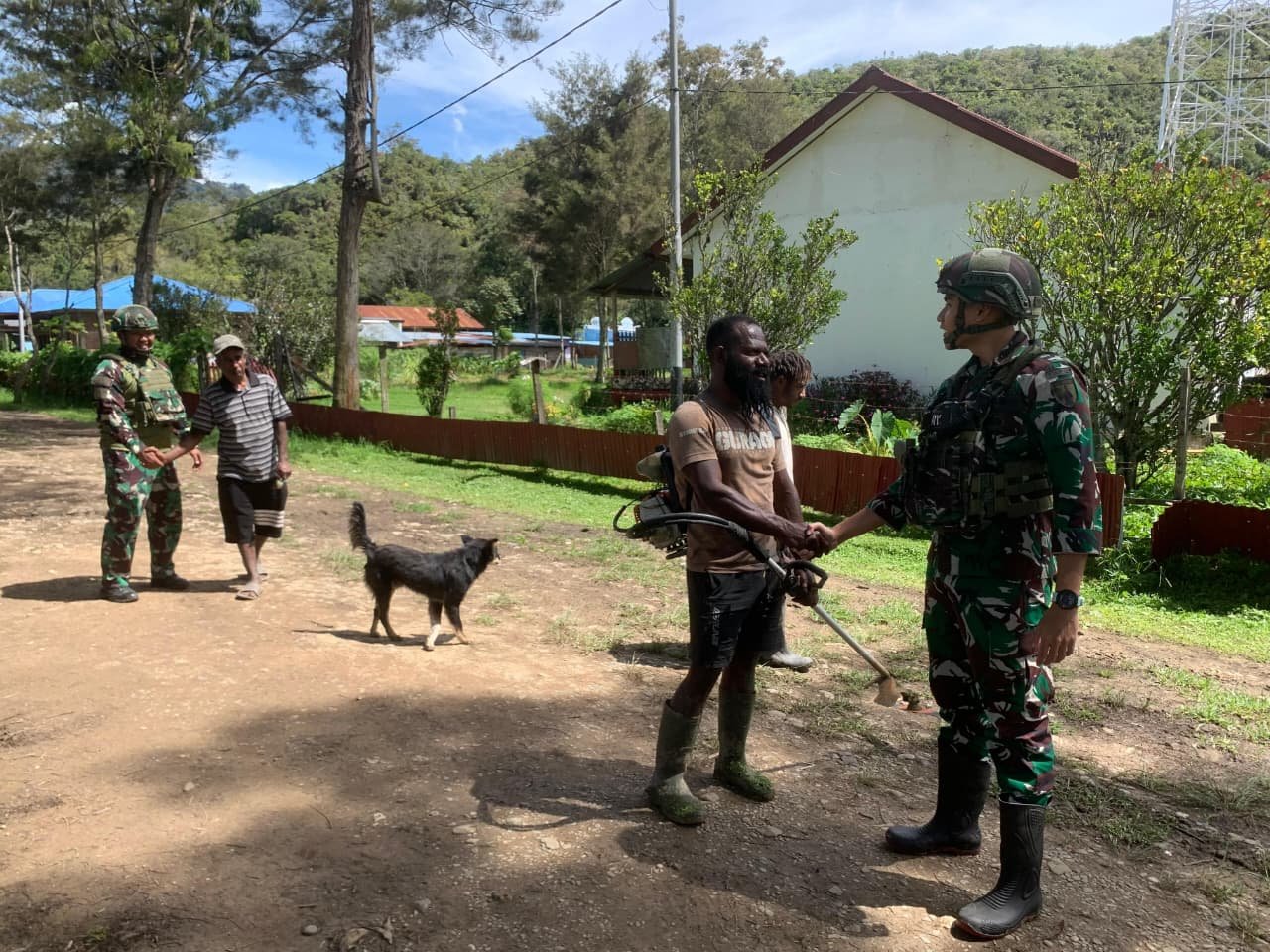 Satgas Yonif 521 DY Gelar Gotong Royong di Distrik Bolakme Jayawijaya. - thewasesanews.com