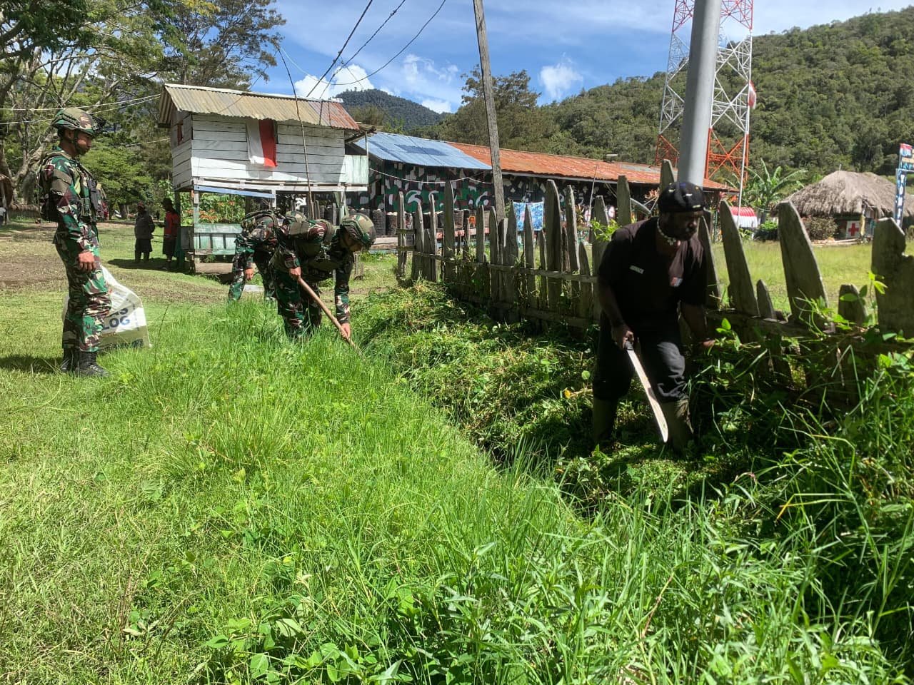 Satgas Yonif 521 DY Gelar Gotong Royong di Distrik Bolakme Jayawijaya. - thewasesanews.com