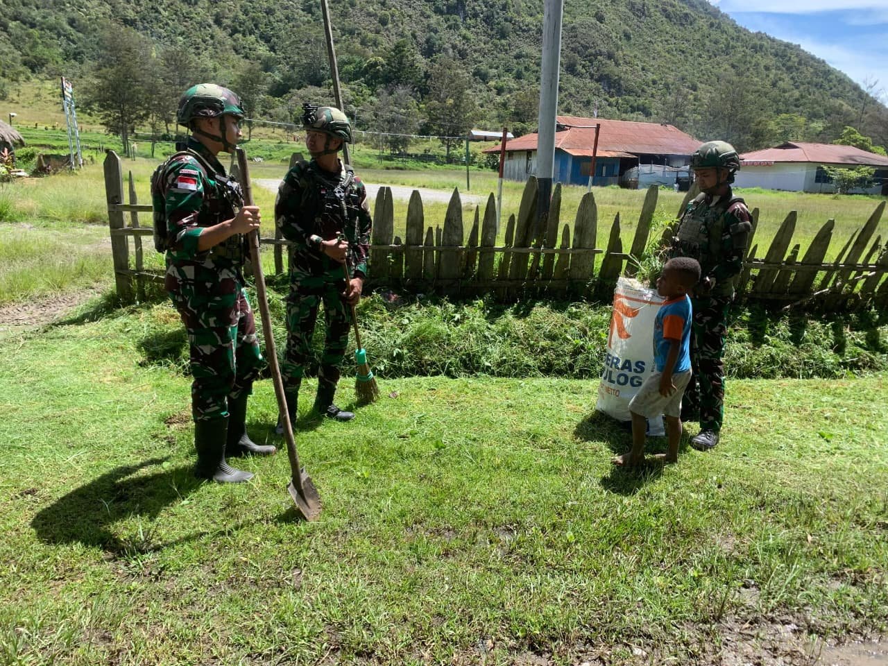Satgas Yonif 521 DY Gelar Gotong Royong di Distrik Bolakme Jayawijaya. - thewasesanews.com