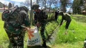 Satgas Yonif 521 DY Gelar Gotong Royong di Distrik Bolakme Jayawijaya. - thewasesanews.com