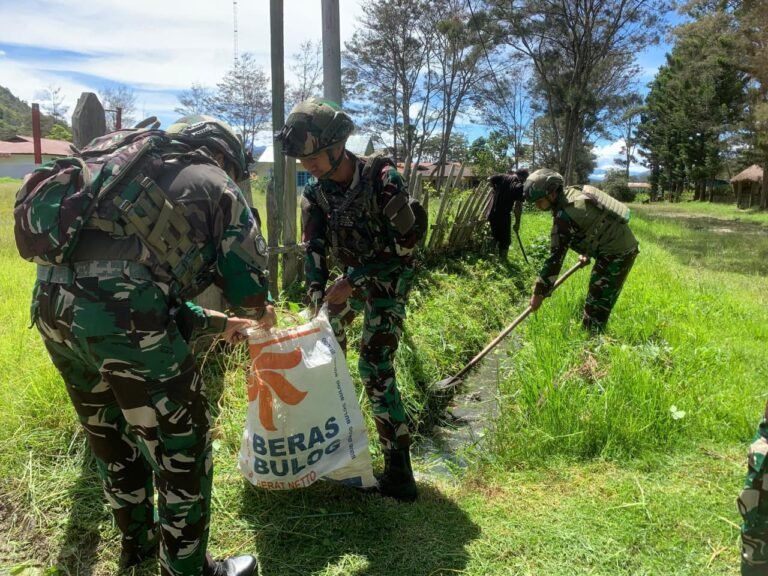 Satgas Yonif 521 DY Gelar Gotong Royong di Distrik Bolakme Jayawijaya. - thewasesanews.com