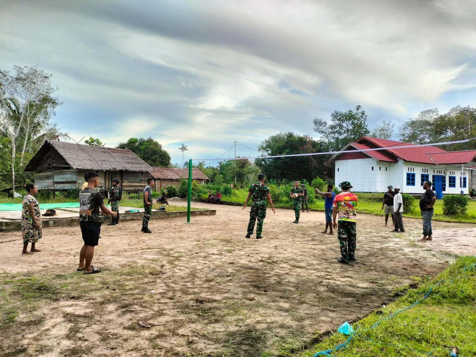 Satgas Yonif 123 Rajawali Bangun Lapangan Voli di Kampung Wonggi Papua. - thewasesanews.com