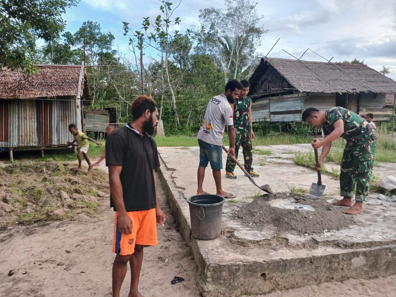 Satgas Yonif 123 Rajawali Bangun Lapangan Voli di Kampung Wonggi Papua. - thewasesanews.com