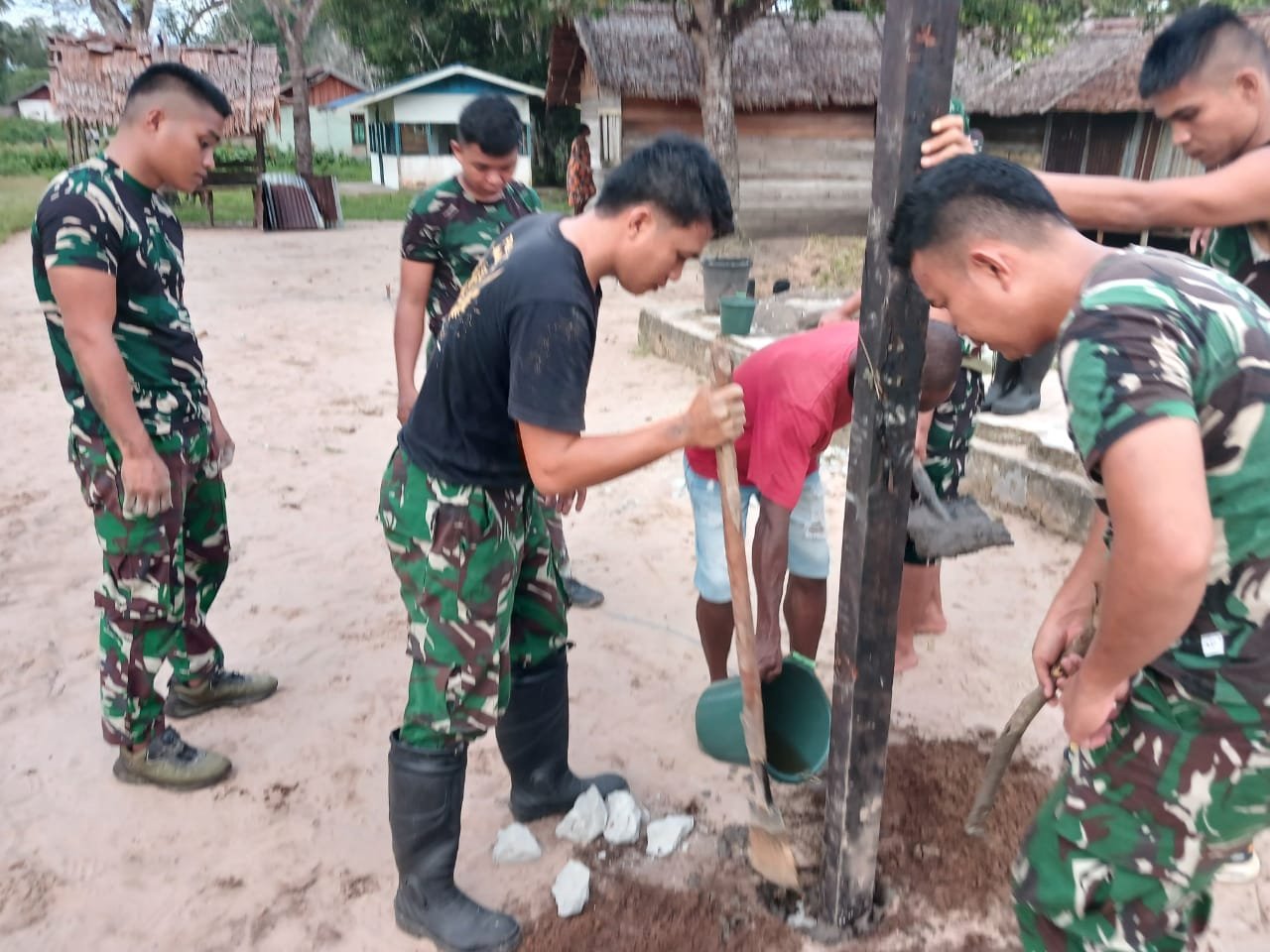 Satgas Yonif 123 Rajawali Bangun Lapangan Voli di Kampung Wonggi Papua. - thewasesanews.com
