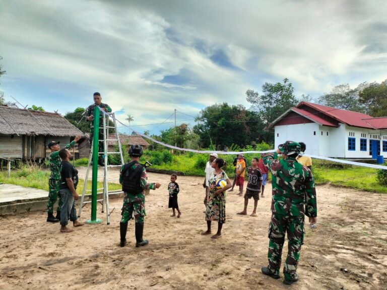 Satgas Yonif 123 Rajawali Bangun Lapangan Voli di Kampung Wonggi Papua. - thewasesanews.com