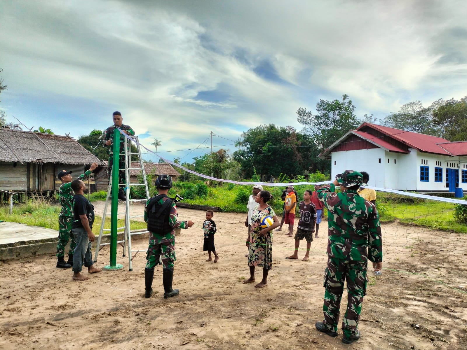 Satgas Yonif 123 Rajawali Bangun Lapangan Voli di Kampung Wonggi Papua. - thewasesanews.com