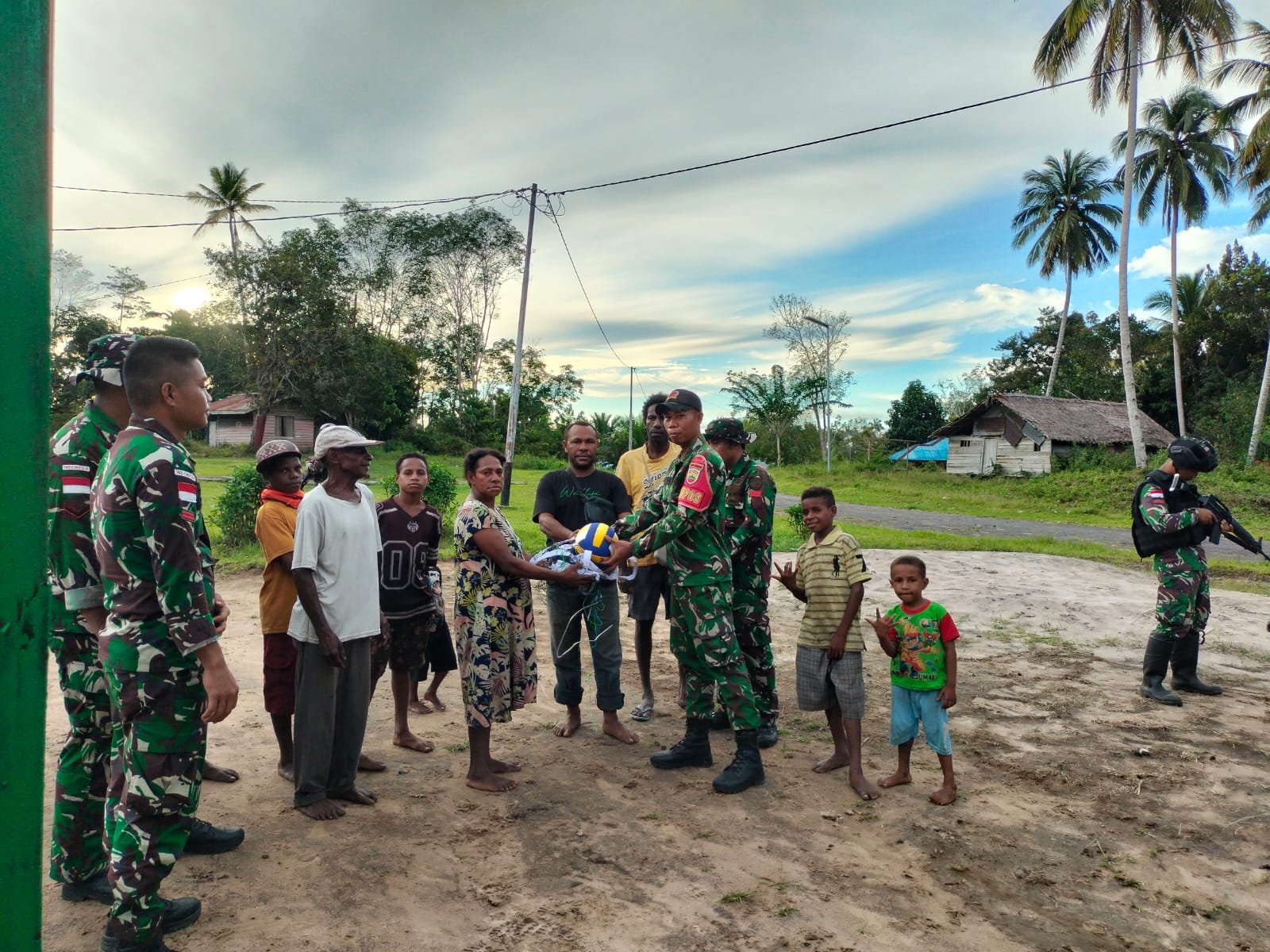 Satgas Yonif 123 Rajawali Bangun Lapangan Voli di Kampung Wonggi Papua. - thewasesanews.com