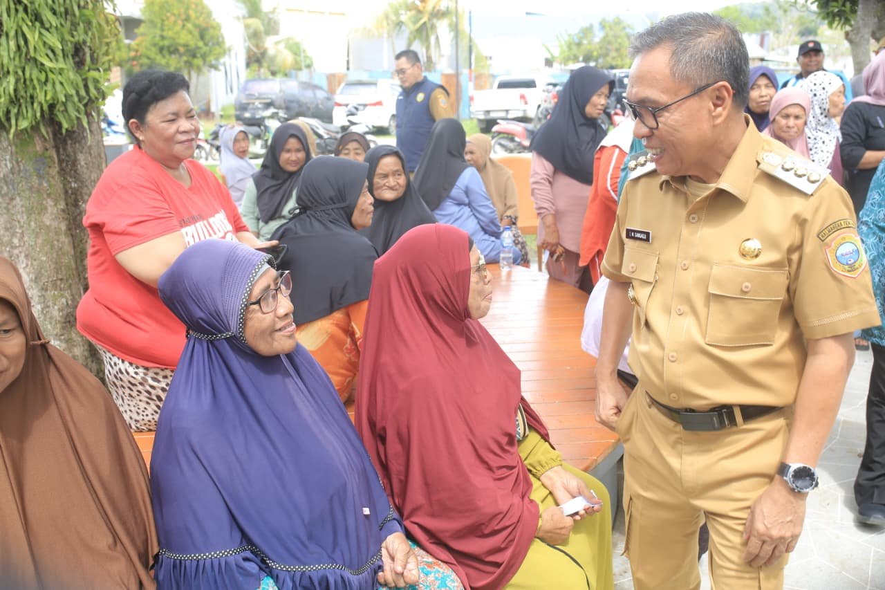 Bupati Halteng Serahkan 200 Paket Ikan Segar Gratis di Taman Kota Weda. - thewasesanews.com