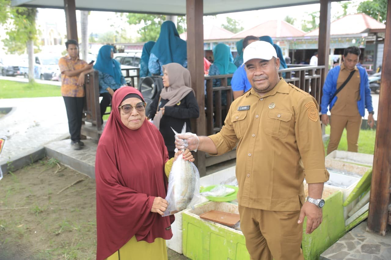 Bupati Halteng Serahkan 200 Paket Ikan Segar Gratis di Taman Kota Weda. - thewasesanews.com