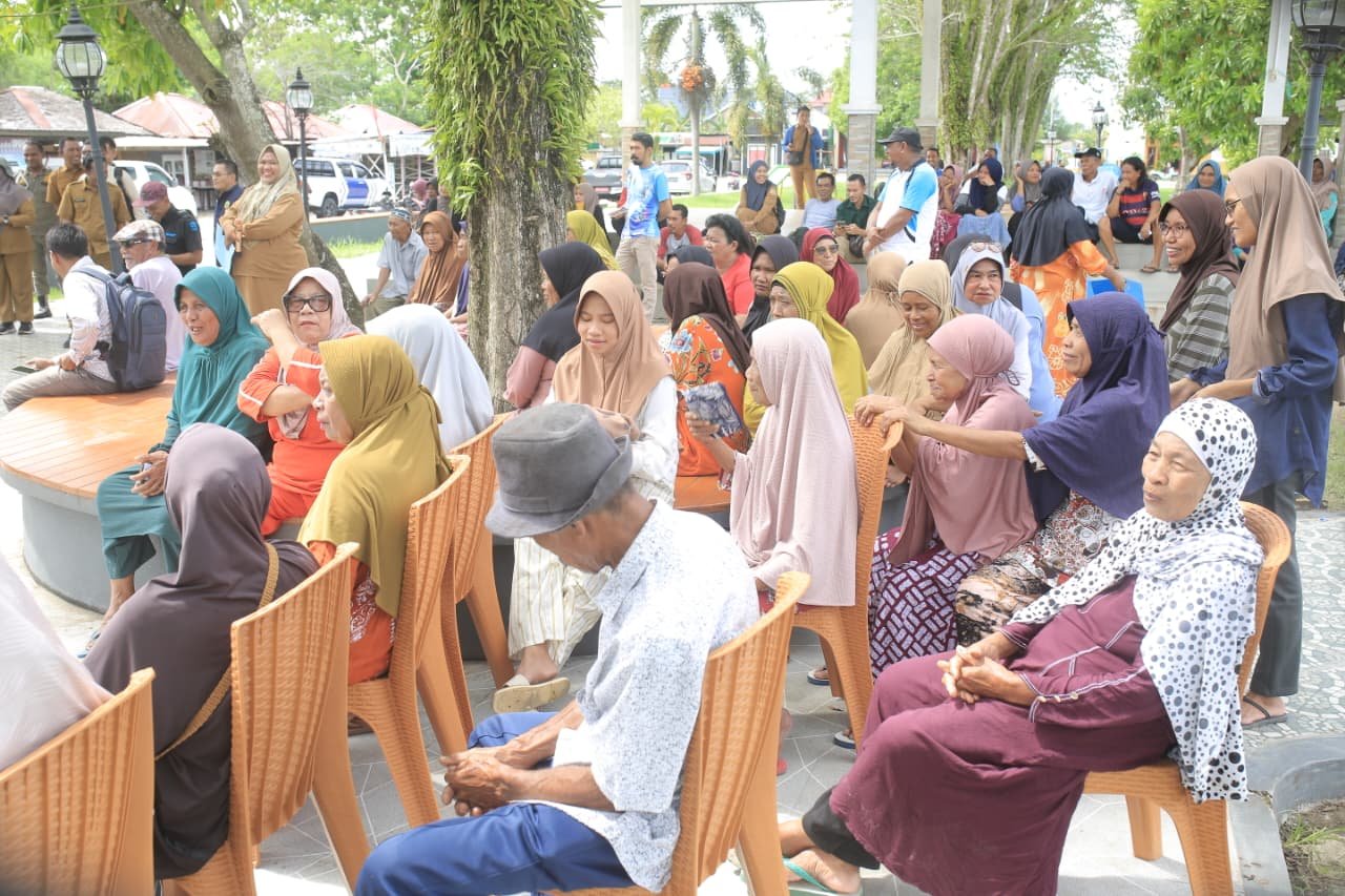 Bupati Halteng Serahkan 200 Paket Ikan Segar Gratis di Taman Kota Weda. - thewasesanews.com