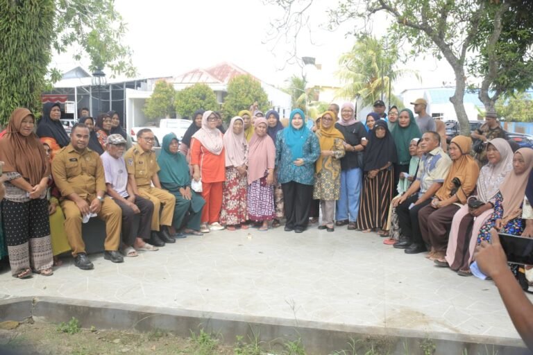Bupati Halteng Serahkan 200 Paket Ikan Segar Gratis di Taman Kota Weda. - thewasesanews.com