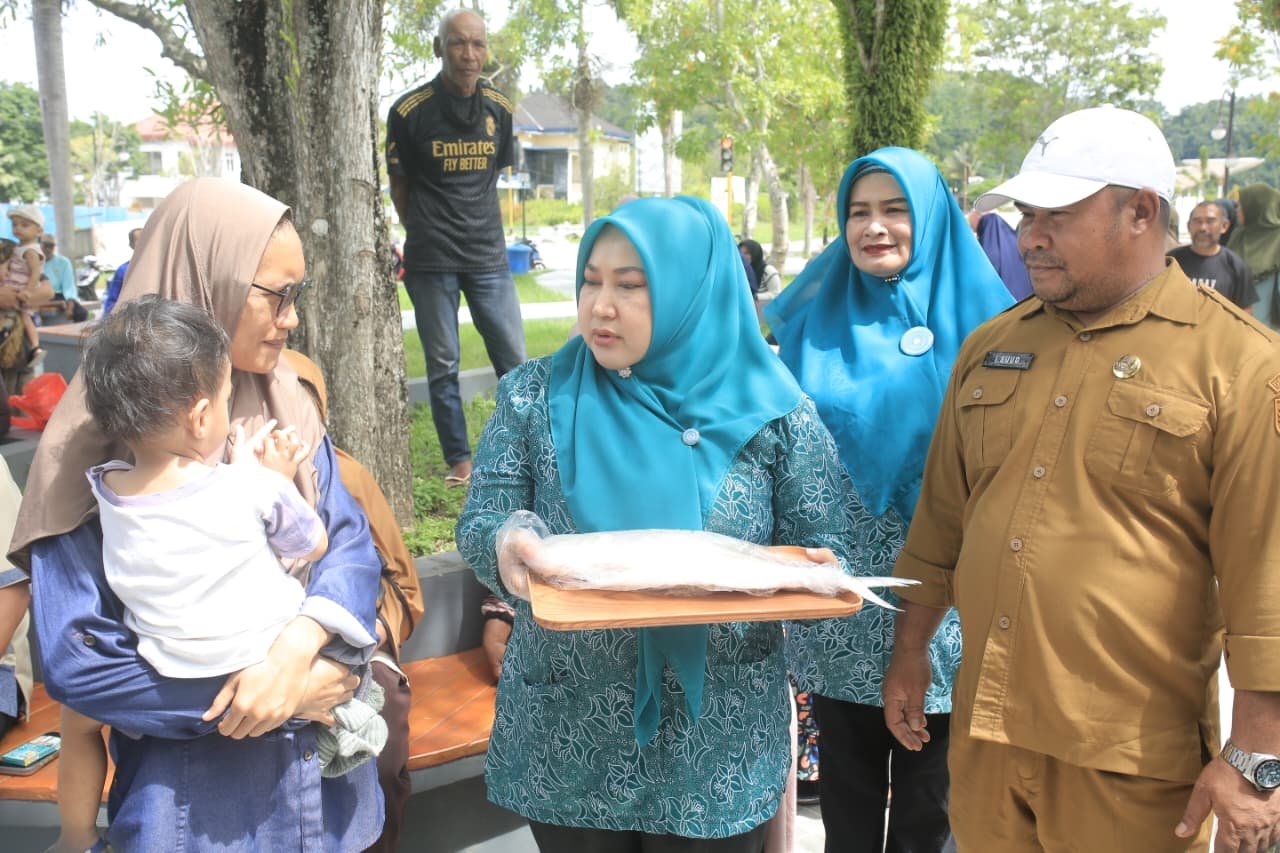Bupati Halteng Serahkan 200 Paket Ikan Segar Gratis di Taman Kota Weda. - thewasesanews.com
