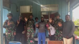 Satgas Yonif 521 DY Gelar Yankes dan Bagikan Baju Gratis di Distrik Kobakma. - thewasesanews.com