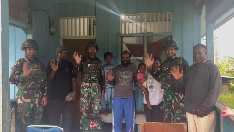 Satgas Yonif 521 DY Gelar Yankes dan Bagikan Baju Gratis di Distrik Kobakma. - thewasesanews.com