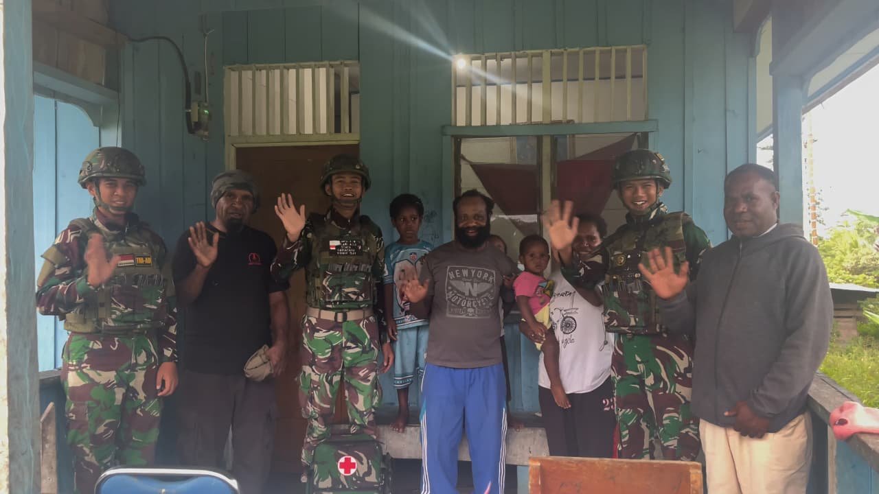 Satgas Yonif 521 DY Gelar Yankes dan Bagikan Baju Gratis di Distrik Kobakma. - thewasesanews.com