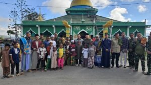Satgas Yonif 521/DY Serahkan Hewan Kurban di Masjid Al Aqsa Walesi Jayawijaya. - thewasesanews.com
