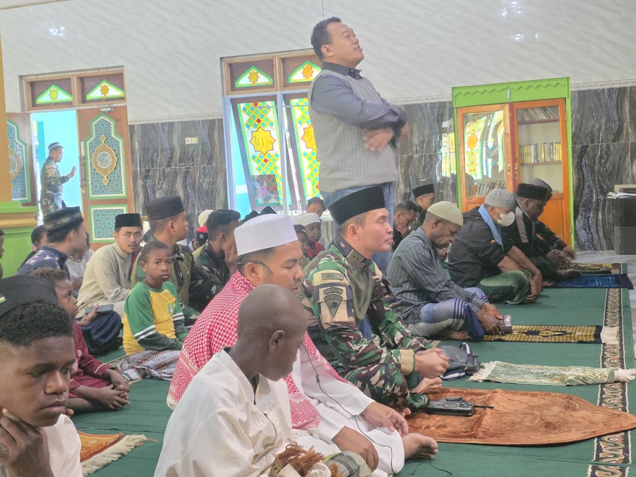Satgas Yonif 521/DY Serahkan Hewan Kurban di Masjid Al Aqsa Walesi Jayawijaya. - thewasesanews.com