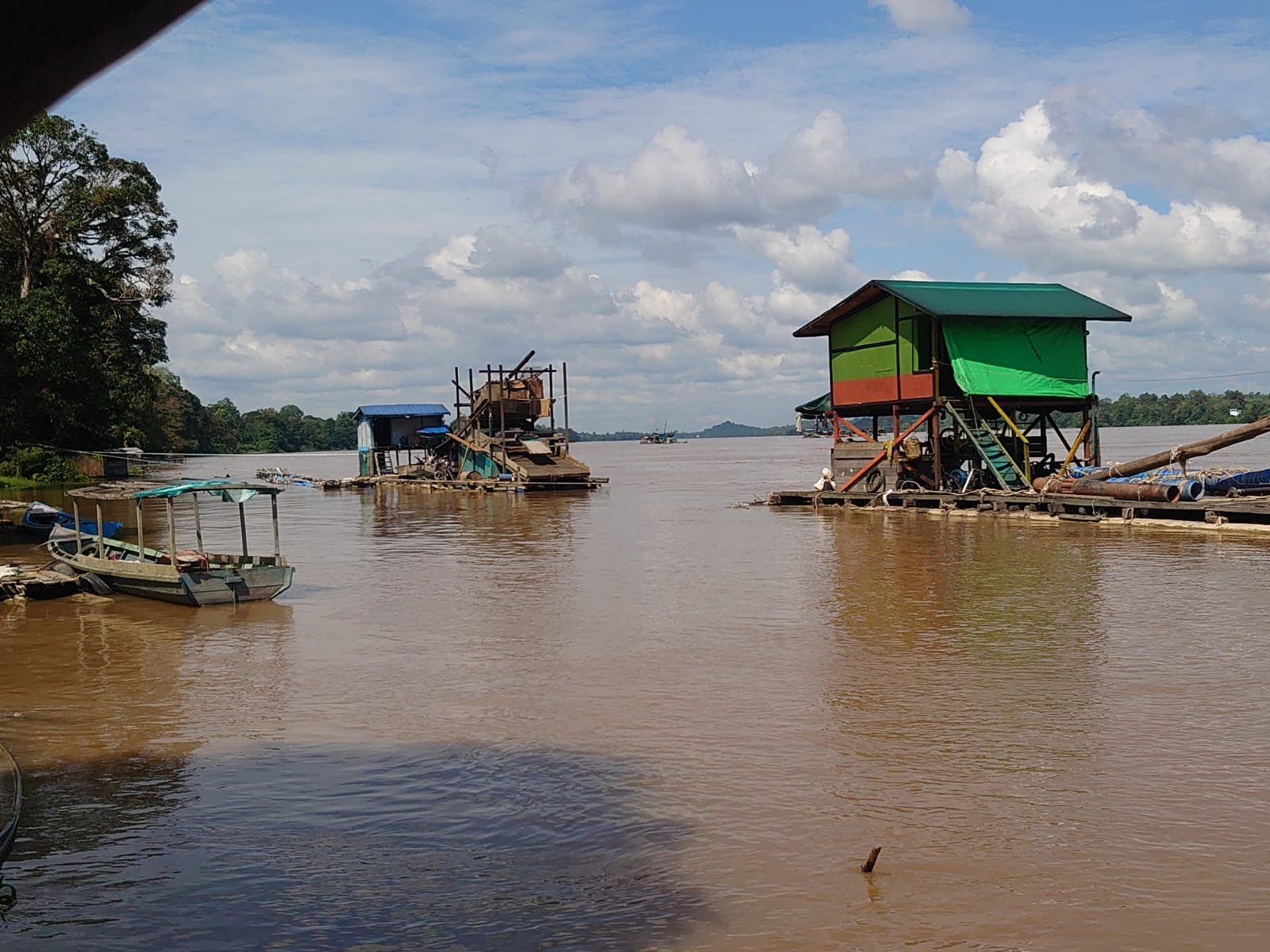 Polres Sekadau Diminta Tindak Dugaan PETI Emas di Sungai Kapuas Desa Tanjung. - thewasesanews.com