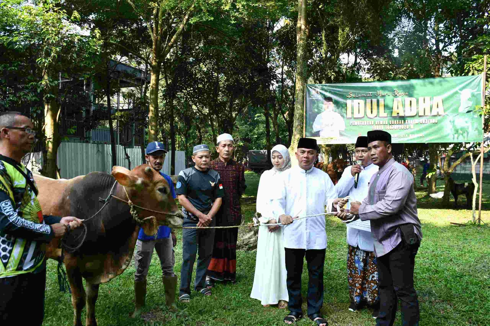 danrem-083-bdj-serahkan-hewan-kurban-rampal-malang. - thewasesanews.com