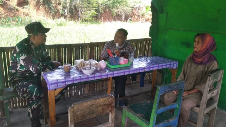 Babinsa Koramil 18 Girimarto Perkuat Komsos Humanis dengan Warga Wonogiri. - thewasesanews.com