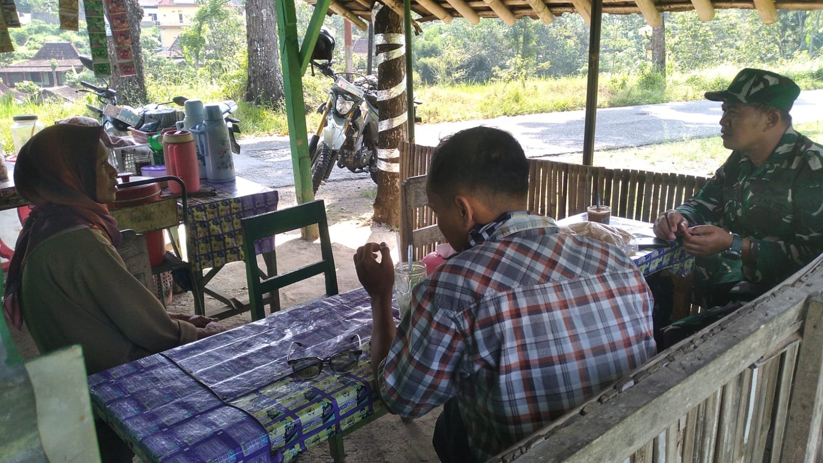Babinsa Koramil 18 Girimarto Perkuat Komsos Humanis dengan Warga Wonogiri. - thewasesanews.com