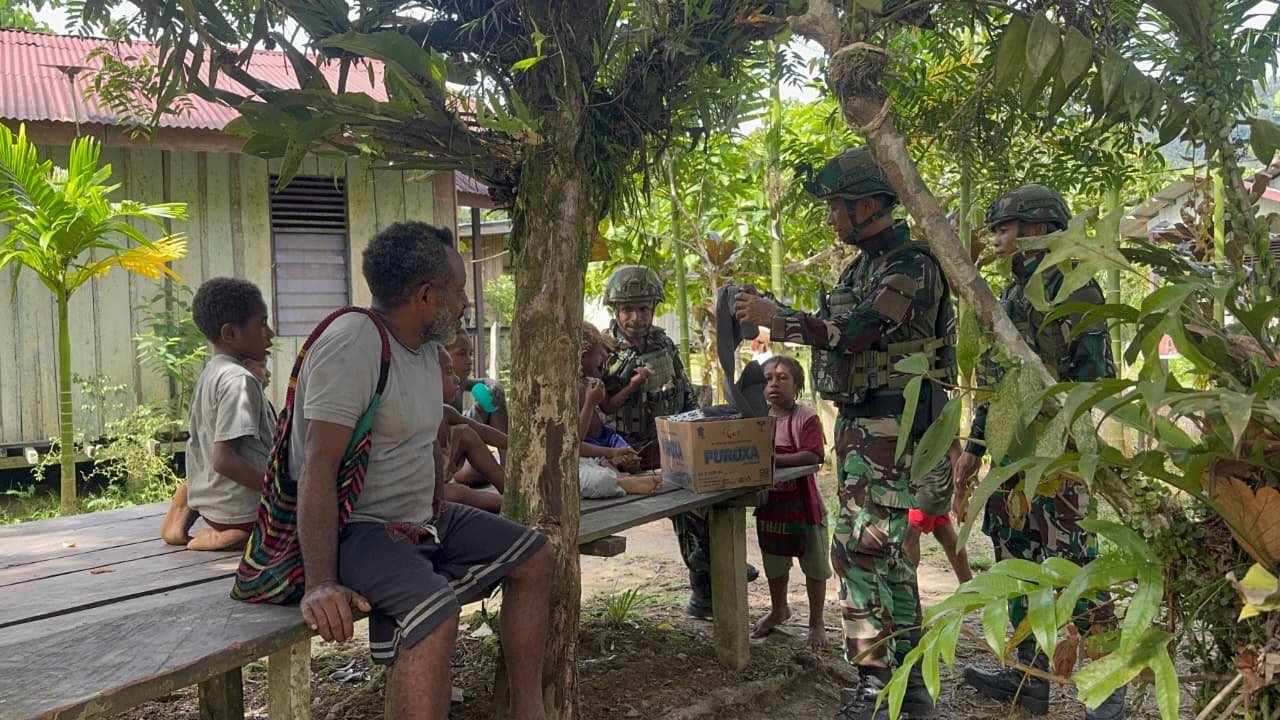Satgas Yonif 521 DY Bagikan Pakaian Layak Pakai untuk Warga Benawa Yalimo. - thewasesanews.com