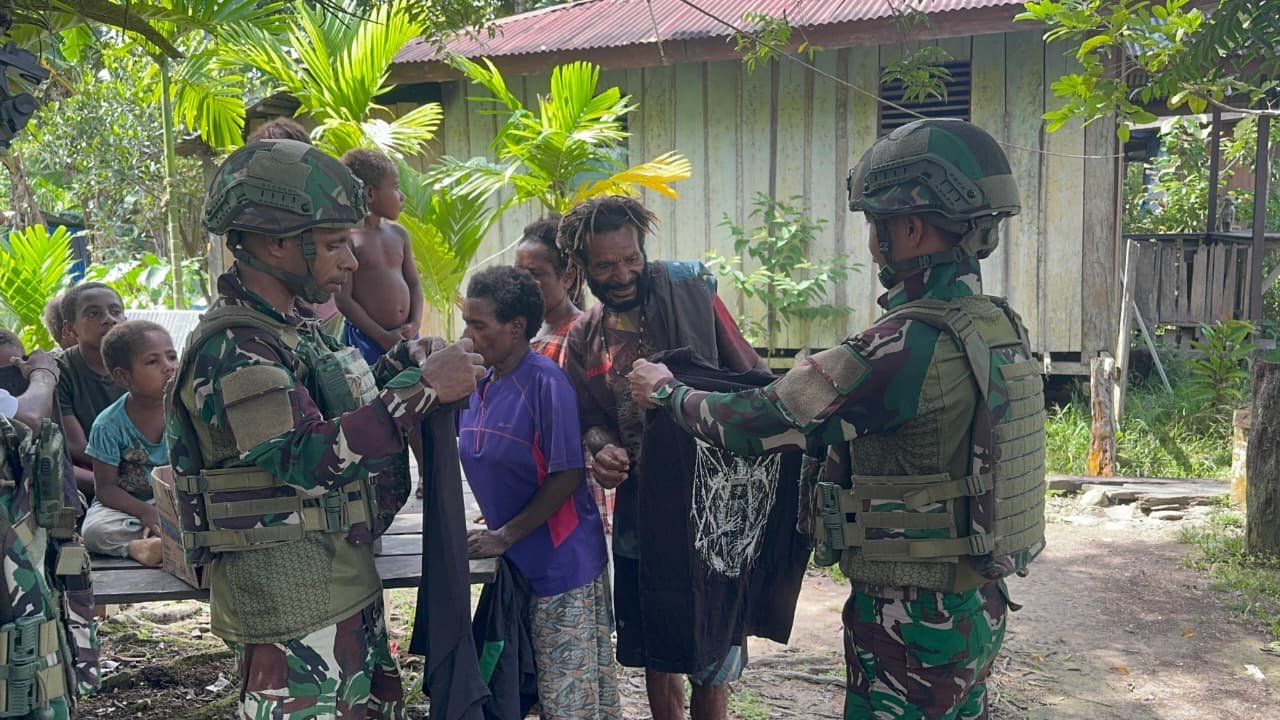 Satgas Yonif 521 DY Bagikan Pakaian Layak Pakai untuk Warga Benawa Yalimo. - thewasesanews.com