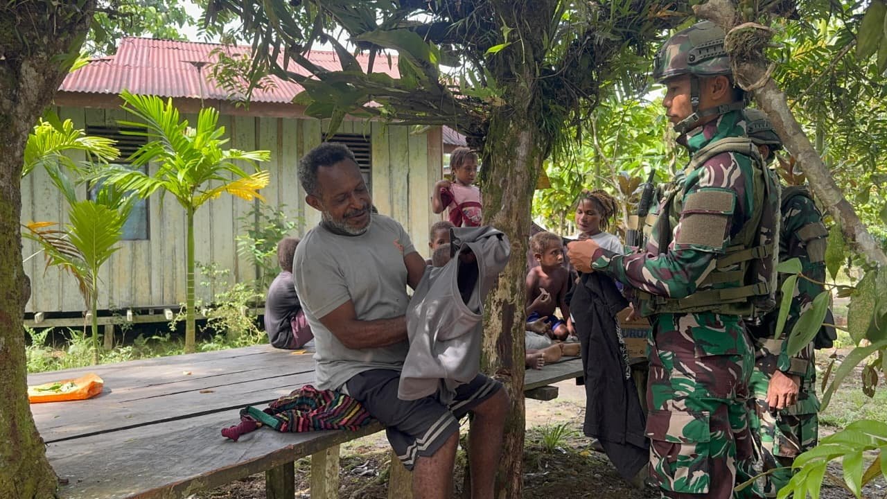 Satgas Yonif 521 DY Bagikan Pakaian Layak Pakai untuk Warga Benawa Yalimo. - thewasesanews.com