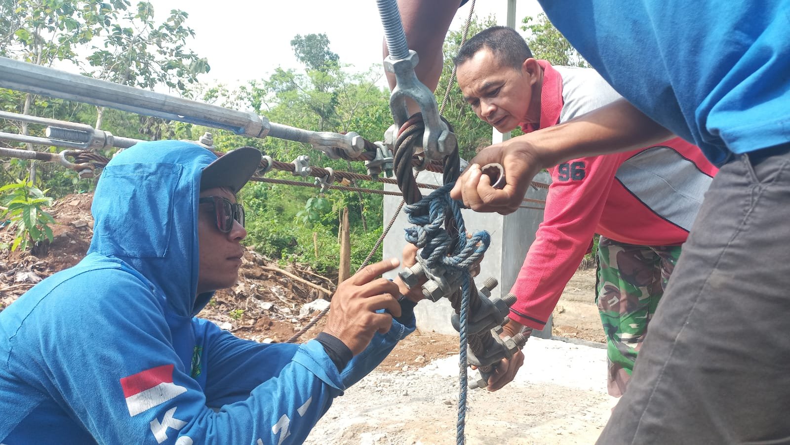 Babinsa Kodim Boyolali Bersama Warga Bangun Jembatan Perintis Garuda. - thewasesanews.com