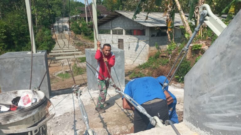 Babinsa Kodim Boyolali Bersama Warga Bangun Jembatan Perintis Garuda. - thewasesanews.com